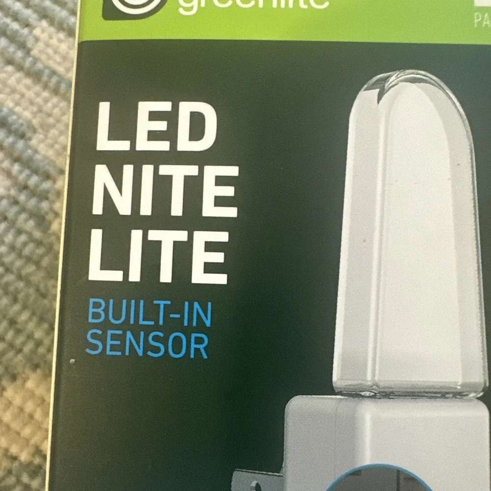 Greenlite LED Nite Lite Built in sensor Two 2-‎ packs. Total of 4 lights NEW